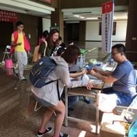 106.05.04與義大醫院感染科篩檢中心宏欣個管師合作於義大篩檢及宣導 106.05.04與義大醫院感染科篩檢中心宏欣個管師合作於義大篩檢及宣導