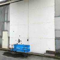 こんな素敵な白い扉も。倉庫屋外 倉庫2棟の間