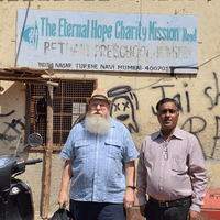 Walter Gertsch und Geschäftsführer vor Tageszentrum