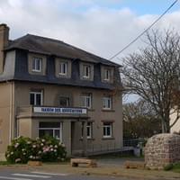 Le batiment d'accueil et les logements Le batiment d'accueil et les logements