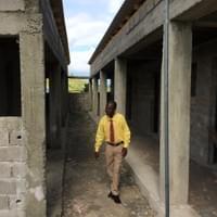 Le toit de l'école est construit Le toit de l'école est construit