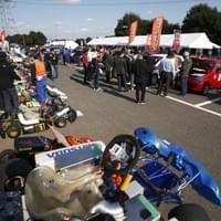 レース前、車検やメンテナンスが行われる