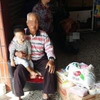 阿公撐著年邁的身體,只為抱住孩子的童年 阿公撐著年邁的身體,只為抱住孩子的童年