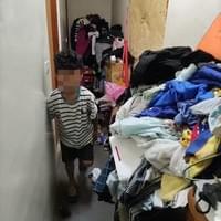 狹小的空間,四個孩子的全部— 「這裡,就是他們的全部。」 狹小的空間,四個孩子的全部— 「這裡,就是他們的全部。」