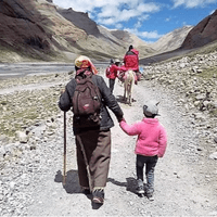 カイラス山の麓を歩く巡礼者 カイラス山の麓を歩く巡礼者