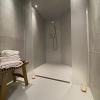 Ruime inloop douche bij de sauna
