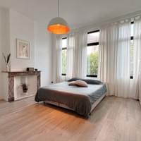 Masterbedroom met authentieke schouw