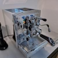 Espresso machine op vaste wateraansluiting en aangesloten op permante afvoer