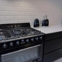 Groot vuur van SMEG, frigo van SMEG en dampkap van SMEG