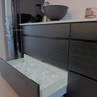 Laden met verlichting en afgewerkt met glas randen