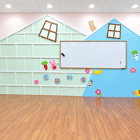 【幼兒補習班教室】活力黃綠撞色牆面與多功能投影白板 【幼兒補習班教室】活力黃綠撞色牆面與多功能投影白板