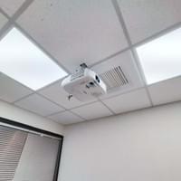 高雄會議室裡面的高級投影機 高雄會議室裡面的高級投影機