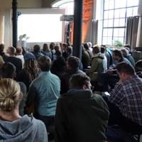 Interessierte Teilnehmer in der Alten Schmiede