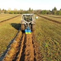... Demo des neuen Geräts von Ernst Götsch, einer nach seinen Ideen konstruierten Bodenfräse