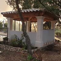 Vue sur le pool-house + terrain de pétanque Vue sur le pool-house + terrain de pétanque