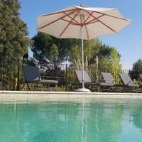 Magnifique vue de la piscine avec transats Magnifique vue de la piscine avec transats