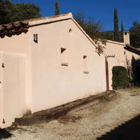 Vue sur l'allée avec les portes d'ouverture Vue sur l'allée avec les portes d'ouverture