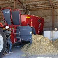 ●混合飼料排出 ●混合飼料排出