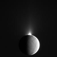 Enceladus continues to spew ice into space, seen by Cassini on October 14, 2009. (NASA/JPL/SSI) Enceladus continues to spew ice into space, seen by Cassini on October 14, 2009. (NASA/JPL/SSI)
