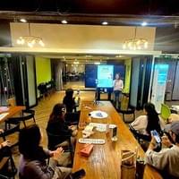 各廠商在道騰高雄商務中心進行商務交流的動作 各廠商在道騰高雄商務中心進行商務交流的動作