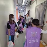 香港關懷力量義工分派物資到各單位 香港關懷力量義工分派物資到各單位