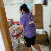 北投冠冕居服員協助長者沐浴 北投冠冕居服員協助長者沐浴