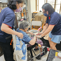 冠冕居服員幫長者移位至輪椅 冠冕居服員幫長者移位至輪椅