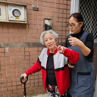 中山區冠冕居服員陪同長者外出 中山區冠冕居服員陪同長者外出
