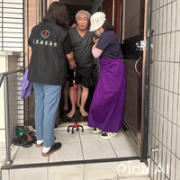 士林冠冕的居服員陪同長者外出 士林冠冕的居服員陪同長者外出