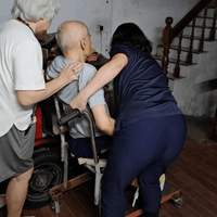 楊梅冠冕居服員協助長者用餐 楊梅冠冕居服員協助長者用餐