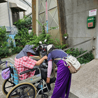 士林冠冕照服員陪同長者外出 士林冠冕照服員陪同長者外出