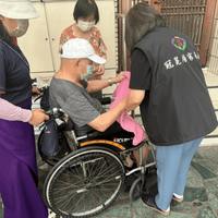 楊梅冠冕居服員陪同長者就醫 楊梅冠冕居服員陪同長者就醫