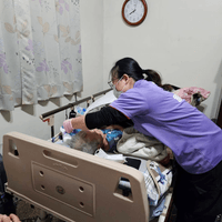 新屋冠冕居服員為長者床上洗頭 新屋冠冕居服員為長者床上洗頭