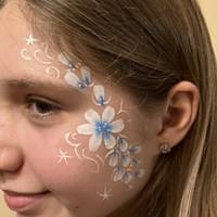 Bloemen blouw schminken Bloemen blouw schminken