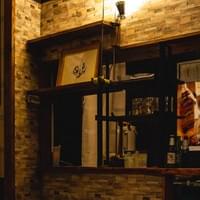 ドリンク&フードカウンターはステージ横に位置しています。来場頂いた皆さんとのコミュニケーションの場。ステージと並びRiNenのもう一つの顔。イベントによってはこちらで受付も行っています。