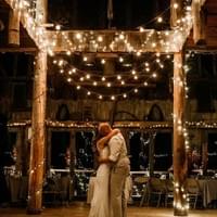 guirlandes guinguettes au dessus des mariés