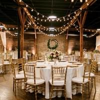 guirlandes lumineuses guinguettes au dessus d'une table de mariage