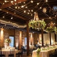 guirlandes guingettes dans une salle de mariage