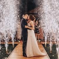 Couple s'embrassant entouré d'étincelles froides