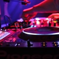 Mains qui mixent sur une platine