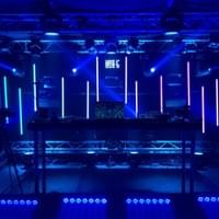 Installation technique avec projecteurs bleus