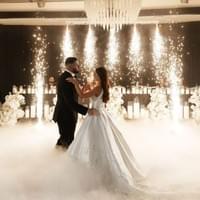 couple dansant au milieu de la fumée avec des étincelles en arrière plan