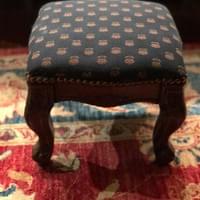 Tapizado en Madrid de reposapiés clásico con tapizado geométrico Tapizado en Madrid de reposapiés clásico con tapizado geométrico