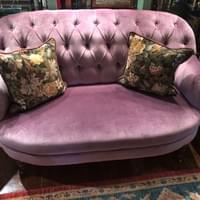 Tapizados de sillón clásico tapizado en morado Tapizados de sillón clásico tapizado en morado