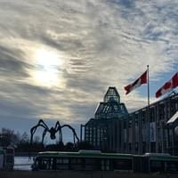 オタワ美術館前