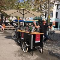 Ontstaan uit een hobby met passie. Zonder het klassieke te schuwen, schenken we graag eigenzinnige wijnen. Ontdek het o.a. via onze mobiele wijnfietsbar "Mon Vinlo".