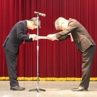 受賞者: 北島 智也 氏 授与者: 大阪府知事代理 馬場 広由己 氏(商工労働部長) 受賞者: 北島 智也 氏 授与者: 大阪府知事代理 馬場 広由己 氏(商工労働部長)