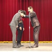 記念品贈呈 授与者: 千里ライフサイエンス振興財団 審良 静男 氏(理事長) 記念品贈呈 授与者: 千里ライフサイエンス振興財団 審良 静男 氏(理事長)