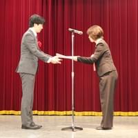 受賞者: 畠山 琢次 氏 授与者: 大阪市長代理 岩谷 和代 氏(経済戦略局理事) 受賞者: 畠山 琢次 氏 授与者: 大阪市長代理 岩谷 和代 氏(経済戦略局理事)