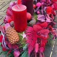 Adventsgesteck modern in Beerentönen Adventsgesteck modern in Beerentönen